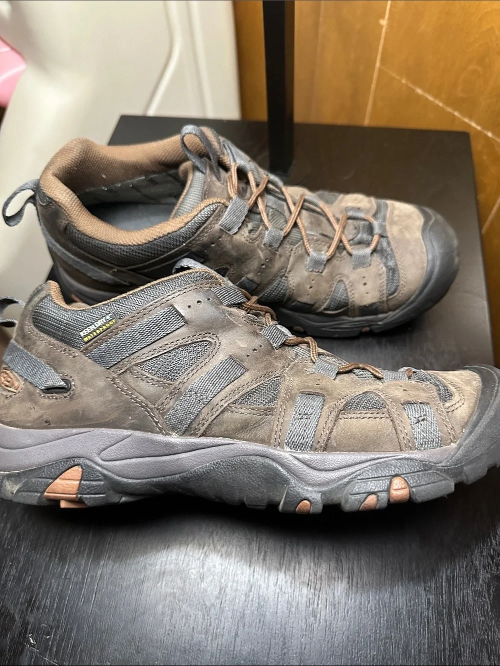 Keen Siskiyou Mid Top Outdoor Hiking Shoes. Men’s 10